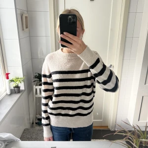 Stickad hm tröja - Stickad tröja från hm som är jättefin och bra nu till hösten. Skriv för fler bilder. Köparen står för frakt💞