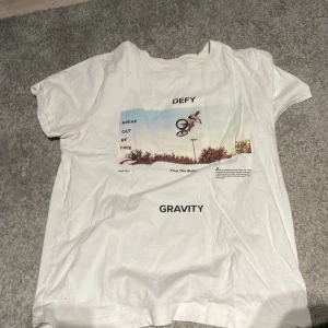 Tröja  - Säljer en tröja i stolek 158/164. Mycket bra skick. Skriv för mer info. 