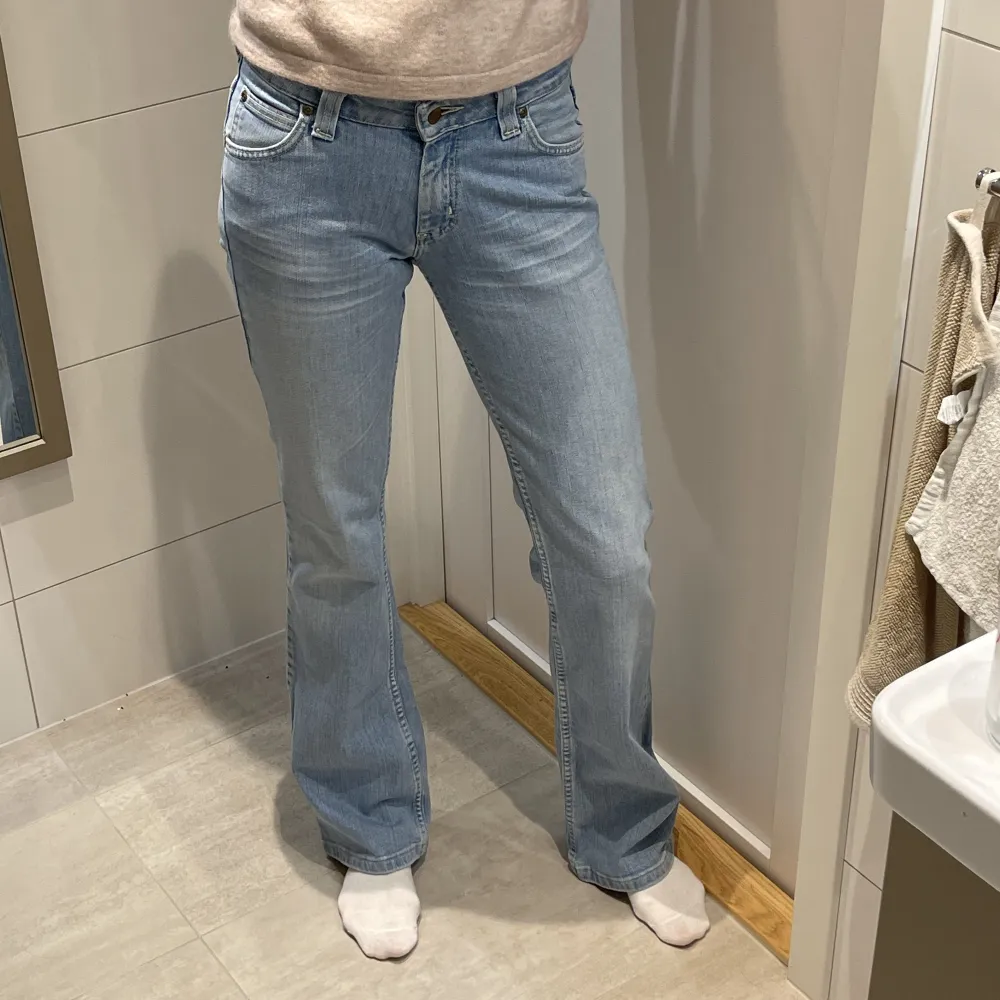 Lågmidjade bootcut jeans från lee 💗Modellen är väldigt gammal men jeansen är knappast använda. Därför har de heller inga tecken alls på användning. Säljer då de inte riktigt passar mig! Midjemått tvärs över: 34 cm Innerbenslängd: 84 cm. Jeans & Byxor.