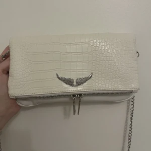 Zadig väska - Säljer min fina zadig väska! Köpt av en tjej här på plick. Osäker på om den är äkta därav priset🫶🏼inga som helst defekter eller missfärgningar, två kedjor medföljer (en kort och en längre) skriv gärna privat om du har frågor❤️