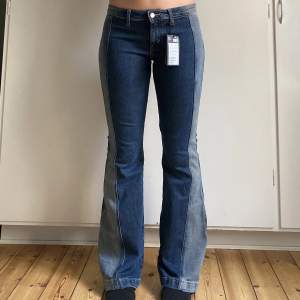 Supercoola lågmidgade jeans från Weekday! Endast testade därav lappen kvar. Inköpspris 650kr. Säljer pga att de var lite för låga för mig. Jag är 172cm och har oftast 38/M i kläder. Litet fel i söm (se bild 3). Skriv vid funderingar! Använd köp nu👇🧚‍♀️