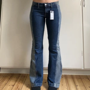 Flared jeans - Supercoola lågmidgade jeans från Weekday! Endast testade därav lappen kvar. Inköpspris 650kr. Säljer pga att de var lite för låga för mig. Jag är 172cm och har oftast 38/M i kläder. Litet fel i söm (se bild 3). Skriv vid funderingar! Använd köp nu👇🧚‍♀️