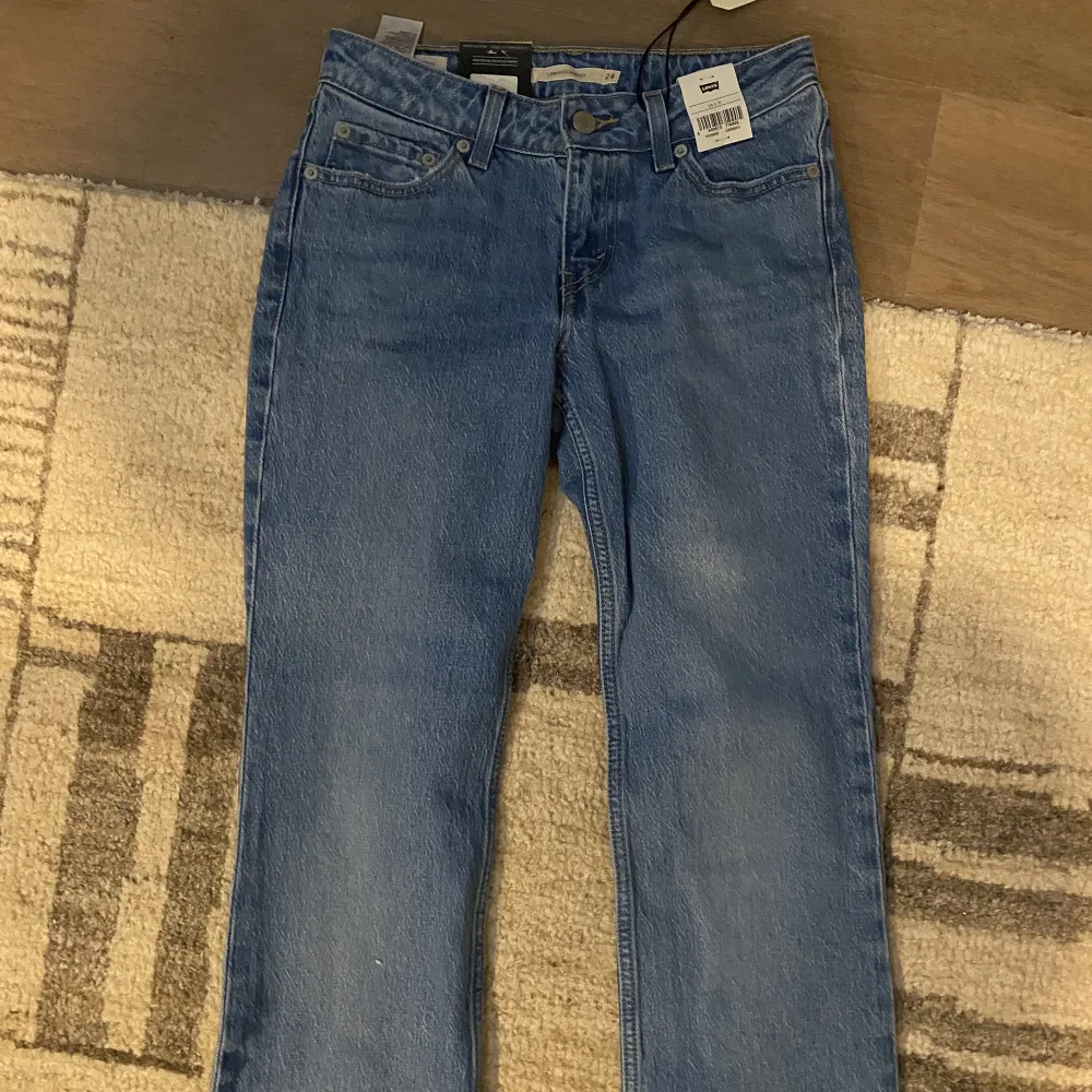Lågmidjade jeans från LEVIS. Tyvärr för små. Väldigt fina annars. Helt nya från zalando aldrig använda. Har tyvärr gått för lång tid för att returnera. Står w24/l31 men stora i storleken så skulle säga w25. . Jeans & Byxor.