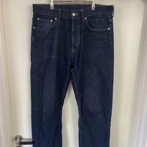 Weekday Jeans - Avklippta Weekday jeans. Ny längd L:30