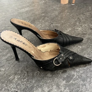 pointy heels - säljer dessa sjuuukt snygga pointy heels som tyvärr inte passar mig (har 39 och rätt breda fötter så dessa var för små). sjukt fina detaljer! bra skick förutom att insidan på ena klacken har nötts av lite, syns tydligt på bilderna. 💓klackarna är 9cm höga.