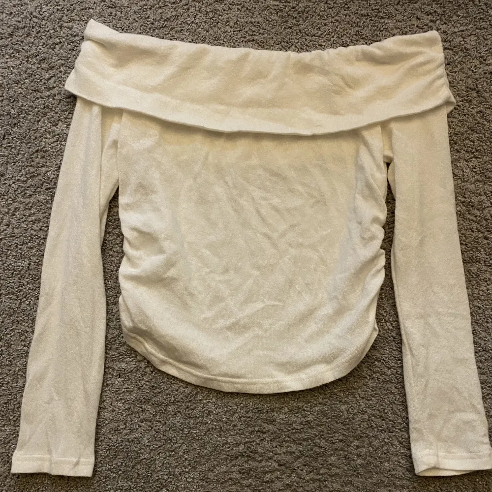 En stickad tröja från shein.  Har använt cirka 1-2 gånger och säljer den för att den inte kommer till användning. 💕. Stickat.