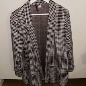 Mönstrad kavaj - En aningen tunnare kavaj i mönstrat tyg från H&M. L & true to size. Jättebra skick, använd max 1 gång