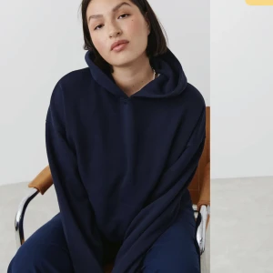 Mörkblå hoodie - Säljer min nya fina mörkblå hoodie, säljer då jag köpte fel storlek. Säljer för 250kr, pris kan diskuteras!