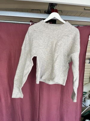 Stickad tröja  - Superfin tröja perfekt till hösten. Skriv för fler bilder eller andra frågor! 