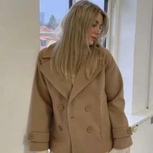 Design by si kappa - Väldigt fin kappa från design by si. Jag tycker inte att den passar mig bra därför säljer jag den. Original pris 750 ish. Den är brun/beige. Köpare står för frakt❤️