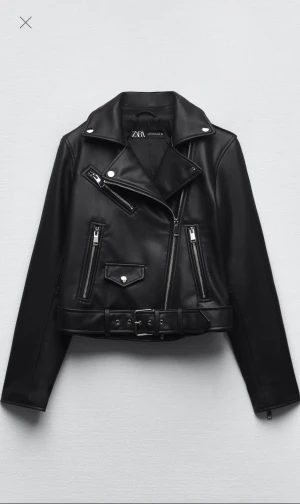 Skinnjacka från Zara - Skinnjacka från zara i storlek S. Den är knappt använd, så den är som ny! 