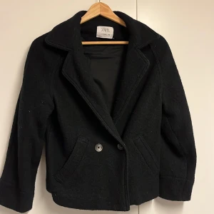 Höstjacka/kort kappa - Snygg Sjömanskavaj/kappa Zara   Fint skick, sparsamt använd 