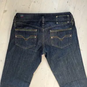 Mörkblåa, lågmidjade Diesel jeans