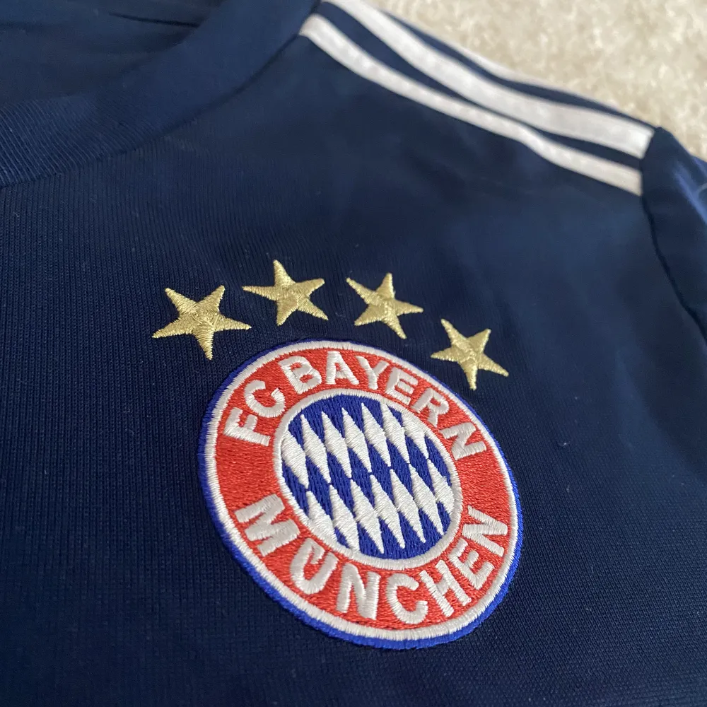 Tröjan är köpt i München 2018 Den är i väldigt bra skick, 8,5/10  På tredje bilden ser du att det inte är något plastigt märke utan det är sytt in och är äkta.. T-shirts.