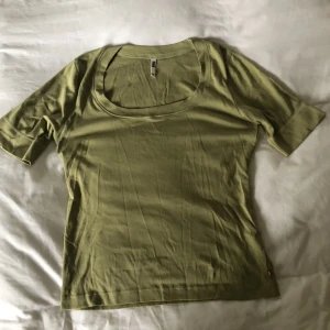 Grön tshirt topp - Tshirt i chartreuse grön, lite längre ärmar. I gott skick i storlek M/L från märket Flash. Finns inga bilder på men Dma gärna vid andra frågor eller funderingar. Köparen står för frakt.