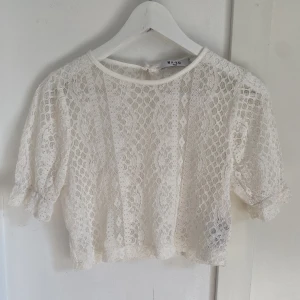 Spetstopp  - Vit spetstopp från NA-KD