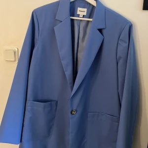 Blå kavaj - Helt oanvänd kavaj från Kappahl! Jättefin passform och lite oversized i modellen. 