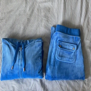 Blå juicy sett - Säljer mitt blå juicy sett  i storlek xs🥰