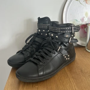 Skor från Saint Laurent Paris - Coola skor från Saint Laurent Paris i storlek 37.5. Använda ett fåtal gånger. Nypris ca. 600 euro.
