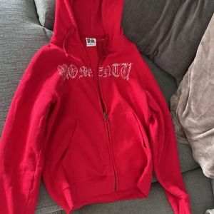 Rhinestone - En skön rhinestone hoddie som tyvärr inte passar längre, använd ett tag men fortfarande bra skick