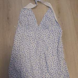 Säljer denna super söta klänning i storlek 38 från Hm!💗 kontakta innan köp!