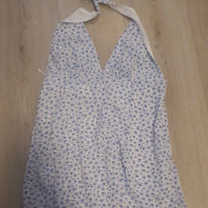 Klänning - Säljer denna super söta klänning i storlek 38 från Hm!💗 kontakta innan köp!