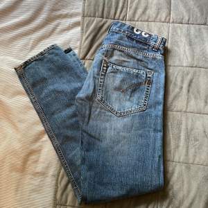 Dondup jeans i bra skick i storlek 32. Säljer dom för att dom är för små. Priset går att diskuteras.