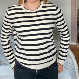 Randig tröja  - Jag säljer denna randiga tröja då den inte kommer till användning längre.💋