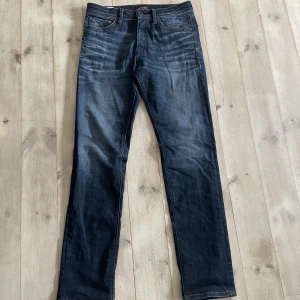 Slim/straight jeans - Säljer nu mina mörkblå jeans ifrån jack&jones. Modellen är slim/straight och storleken är 30/32. Skick 9/10. Hör av er om ni har några frågor🙌🏻