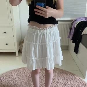 Fin kjol - Kjol från shein. Använd två gånger. Säljs då den inte kommer till användning. Vet inte vad jag köpte den för, men mitt pris är 50+ frakt. Hör gärna av er om frågor och funderingar 