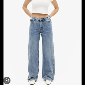 Jeans - Supersnygga wida mid rise jeans💗💗 Dom är i väldigt bra skick med endast små slitningar vid fötterna som man knappt tänker på💕 i strl 25 som motsvarar 32/34 nypris 400 kr, jag säljer för 150+frakt💗