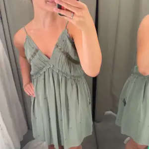 Superfin grön klänning med paljetter från zara, köpt i somras. Nypris 800 kr, använd två gånger 