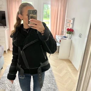 Zara jacka  - Supersnygg höst/vinter jacka från zara med snygga detaljer (Storlek M men passar S super bra) 