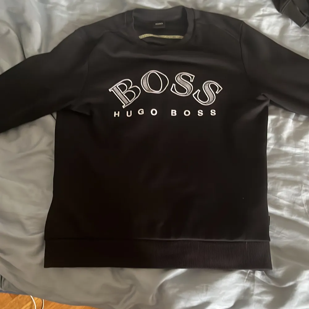 sälja min hugo boss tröja andvänder den aldrig väldigt bra skick. storlek L men passar M perfekt . Hoodies.