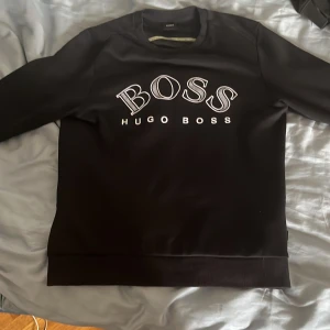 hugo boss tröja  - sälja min hugo boss tröja andvänder den aldrig väldigt bra skick. storlek L men passar M perfekt 