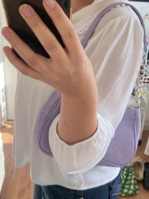 Handväska - Säljer denna jättesöta väska eftersom jag inte använt den🫶