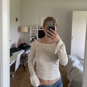 Vit/Beige långärmad topp - Säljer min fina beige vita topp från monki, då den inte kommer till användning längre. Knappt använd💕💕