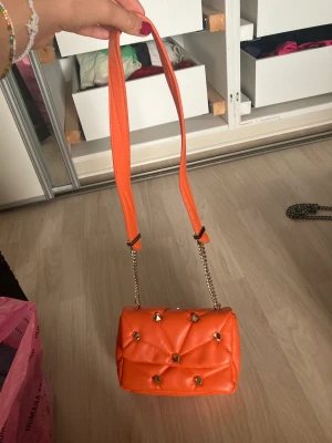 Zara väska  - Skitsnygg zara väska som inte används så mycket. Perfekt skick, som ny! Är så cool färg också😍