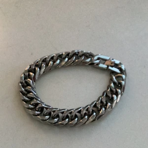 Armlänk. Snygg . Ny aldrig använt .. lite tyngre än dom andra..  - Den här är snygg tung och ny.. utan färgläpp..  silver 