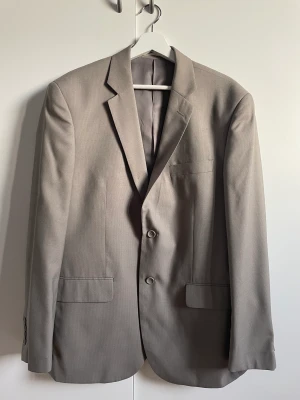 Oversized kavaj - Oversized kavaj, köpt vintage. Vet inte storlek, men är en herr modell. Är oversized på mig som ha xs/s, så skulle säga den passar alla från xs-l beroende på hur man vill att den ska sitta. Grå/beige i färgen