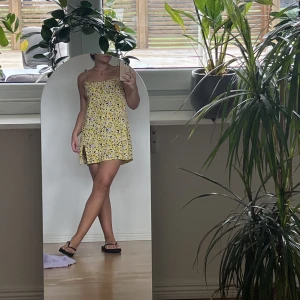 Motel Klänning  - Jätte fin blommig klänning från Motel Rocks, knappt använd. Storlek M 