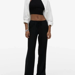 Vita linnrbyxor - Säljer dessa lågmidjade linnebyxor fast i vitt! Säljer då de inte kommer till användning o de har använts en gång. Byxorna går en att köpa på hemsidan längre. Köparen står för frakten. 