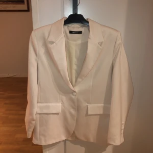 Vit kavaj  - Vit kavaj från Gina tricot storlek 36🤍