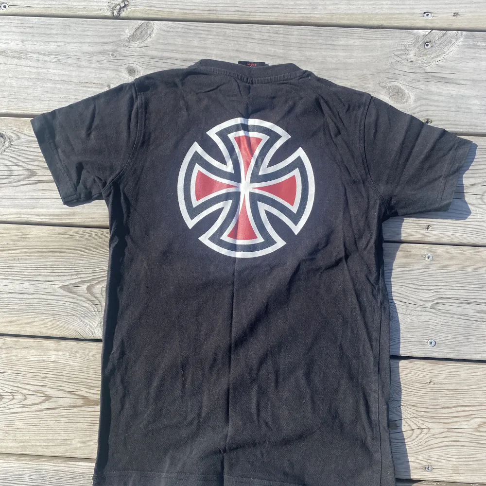 Cool skatetisha! Skön kvalle, fotad i starkt solljus, den är helt svart. . T-shirts.