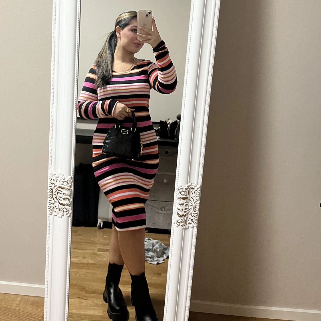 Randig ribbad klänning 🖤🤍🩷🧡 - 90