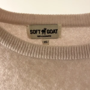 Soft goat kashmir tröja  - Säljer denna supergulliga kashmir tröja från soft goat i den finaste beige-puderrosa färgen, den har två pyttesmå hål i ena axeln som går att se på tredje bilden, de går att sy ihop och fixa jätte enkelt❤️Nypris är runt 3000 och säljer för 400❤️