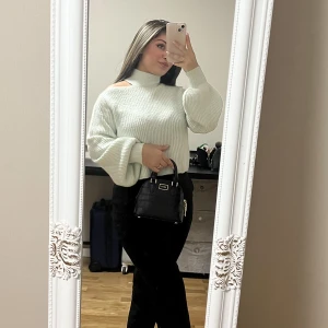 Ny! Stickad tröja ☁️✨🍂☕️🧸 - Helt ny stickad tröja i Stl xxs/xs☁️✨🍂🤍🧸 så mysig och mjuk ett måste i höst garderoben 😍🍂☁️ färgen är nästan mintgrön den är väldigt ljus i färgen ☺️