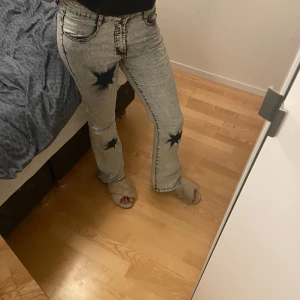 Low wait flare jeans  - Skit snygga jeans med coola mönster som är såå fina. Det är low/midwaist och ganska långa i benen. Super bra kvalitet men det är tyvärr lite för små i midjan som brukar ha 30 i midjan och 34 i längd. Skulle funka på någon med 28-30 i midja.