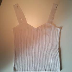 Ribbat vitt linne från Gina Tricot, köpt för ganska länge sedan. Säljer för att det har blivigt för litet, har ofta s men linnet är liten i storleken. Liten lös tråd vid ena bandet syns inte men kanske behöver sys något stygn med vit tråd annars som ny.