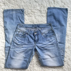 Lågmidjade Bootcut jeans  - Lågmidjade Bootcut jeans, för stora för mig därav har jag inte heller bild med de på.. innerbenslängd:82 midjemått:36. Passar bra på en lite längre tjej. Vill du köpa trycker du på ”köp nu” jag postar alltid samma dag eller dagen efter köp.